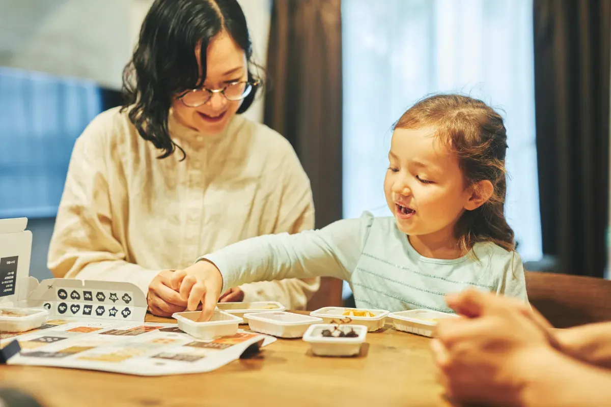 スナックミーのお菓子を食べる母親と幼い女の子
