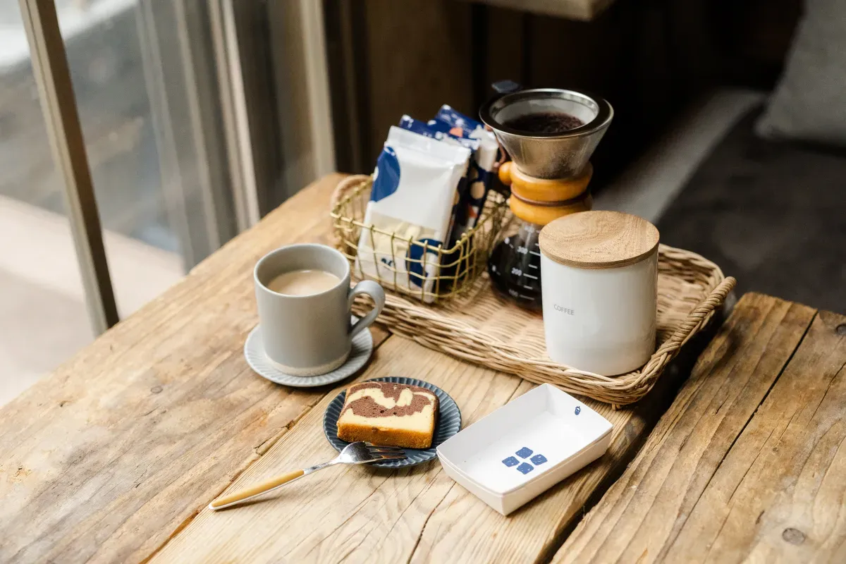 スナックミーの置き菓子やコーヒーがテーブルに並べられた様子