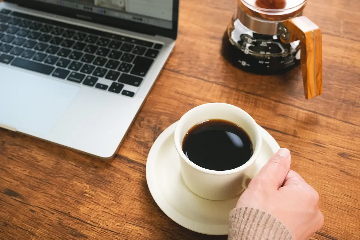 仕事をしながらコーヒーを飲む様子