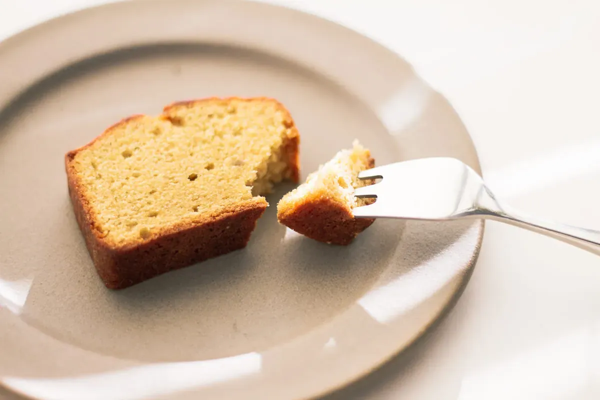 お皿に置かれた黒蜜とバナナのパウンドケーキ