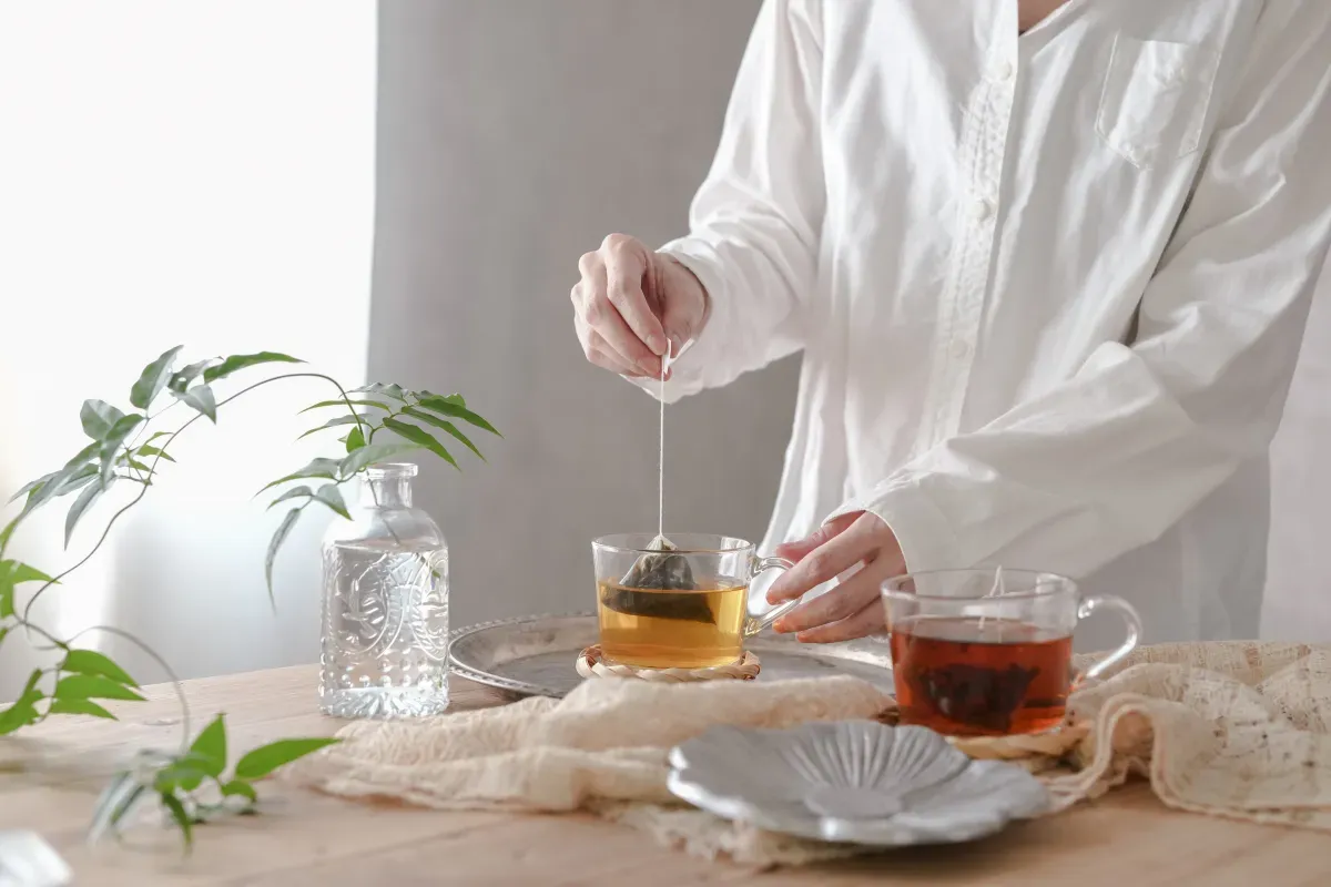 スナックミーのアジア伝統茶『台湾茶セット(東方美人茶・凍頂烏龍茶)』を淹れている様子