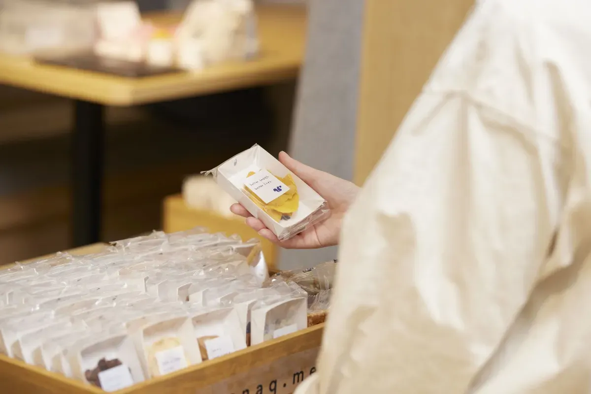 スナックミーの福利厚生什器からお菓子のパッケージを取り出す様子