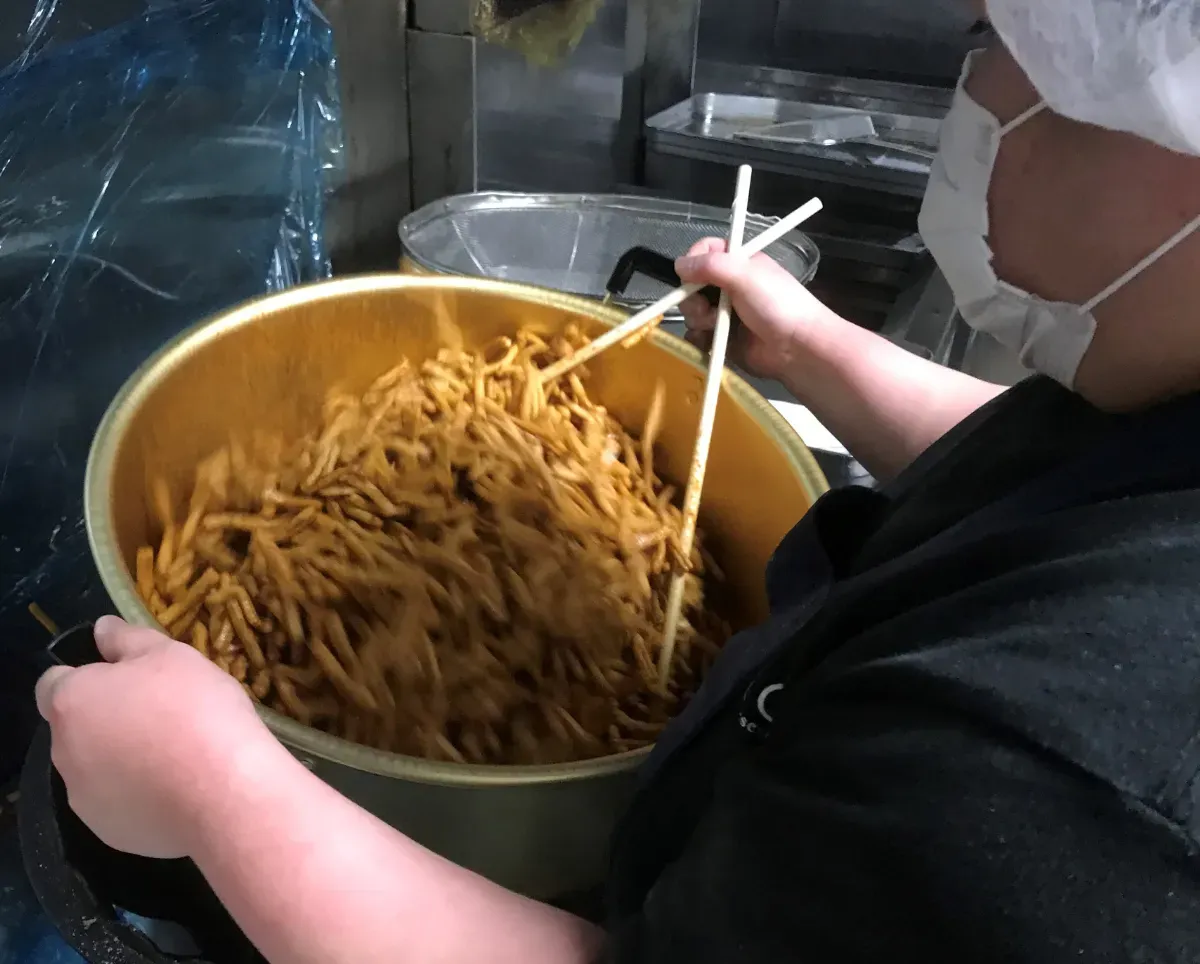 『手づくりかりんとう』を製造するLLPしまんとのスタッフ