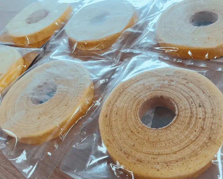 包装されて並んだスナックミーのバウムクーヘン