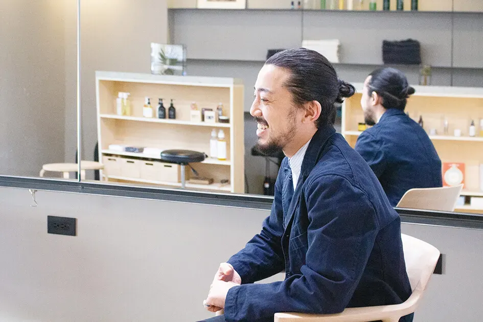 美容室『らふる』を経営する中村拓郎さんのインタビュー風景