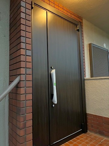 玄関ドアリフォーム｜高断熱ドアで冷気をシャットアウト！