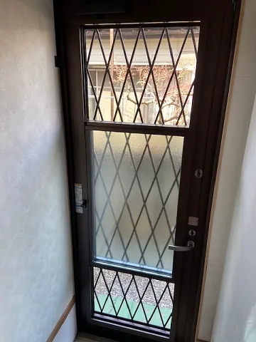 勝手口ドアリフォーム｜上げ下げ窓で風通しも防犯も解決