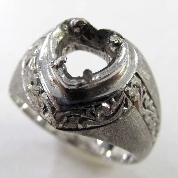翡翠調の石がついたリング　刻印:18k 750?? Jadeite Pt900翡翠 ダイヤモンドリング (NO.303777-B) – JEX宝石