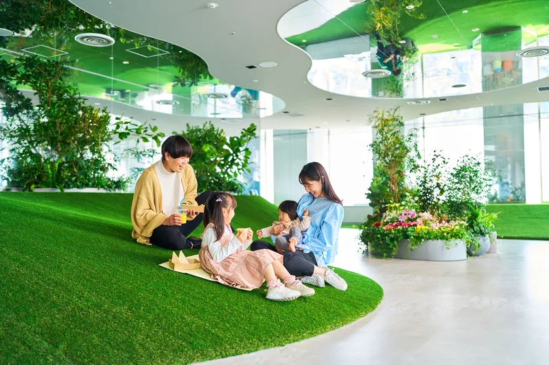 施設リニューアル後400%の来場人数を、最大35%増のスタッフ数で対応