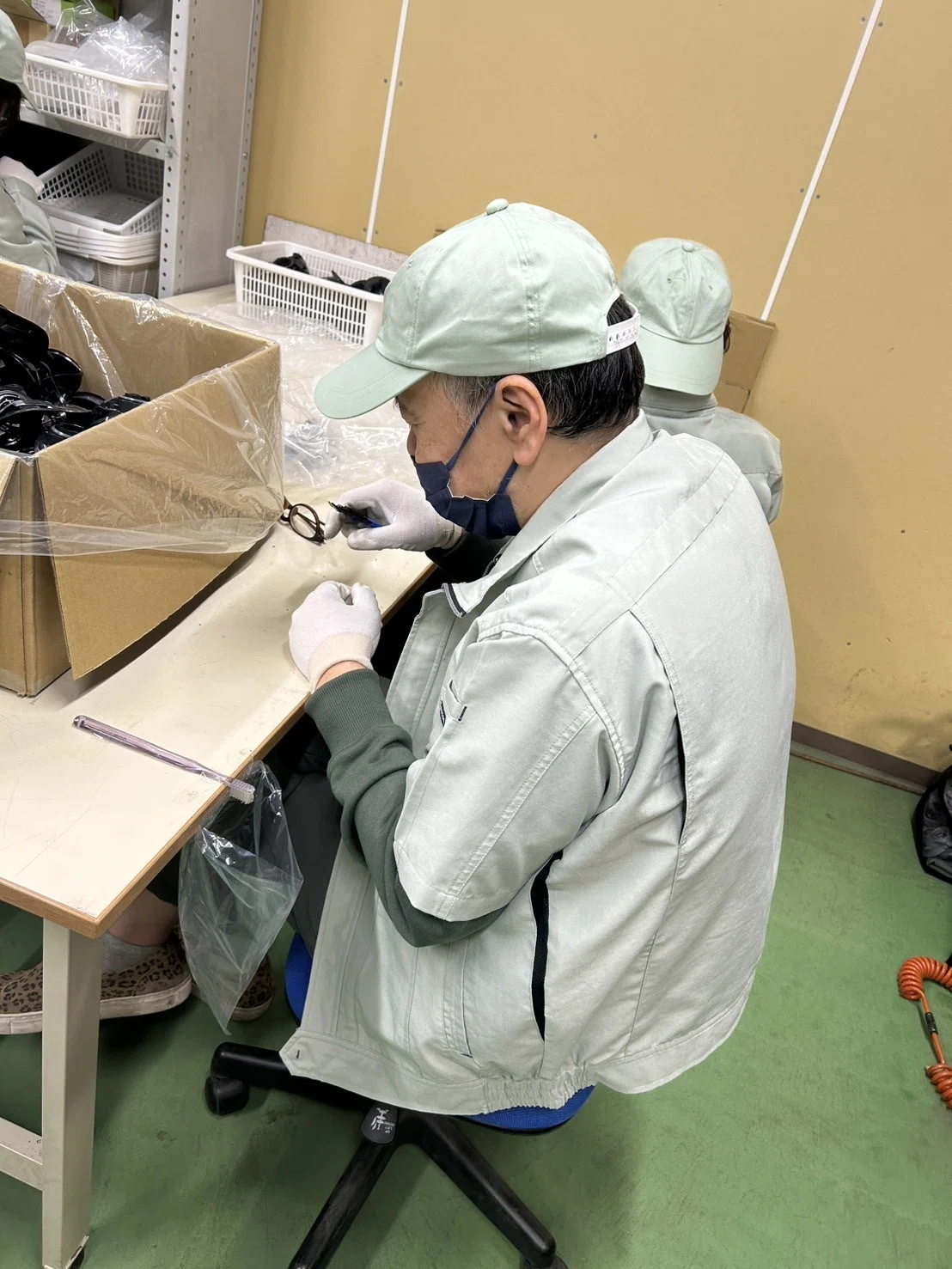 バリ取りに取り組む様子