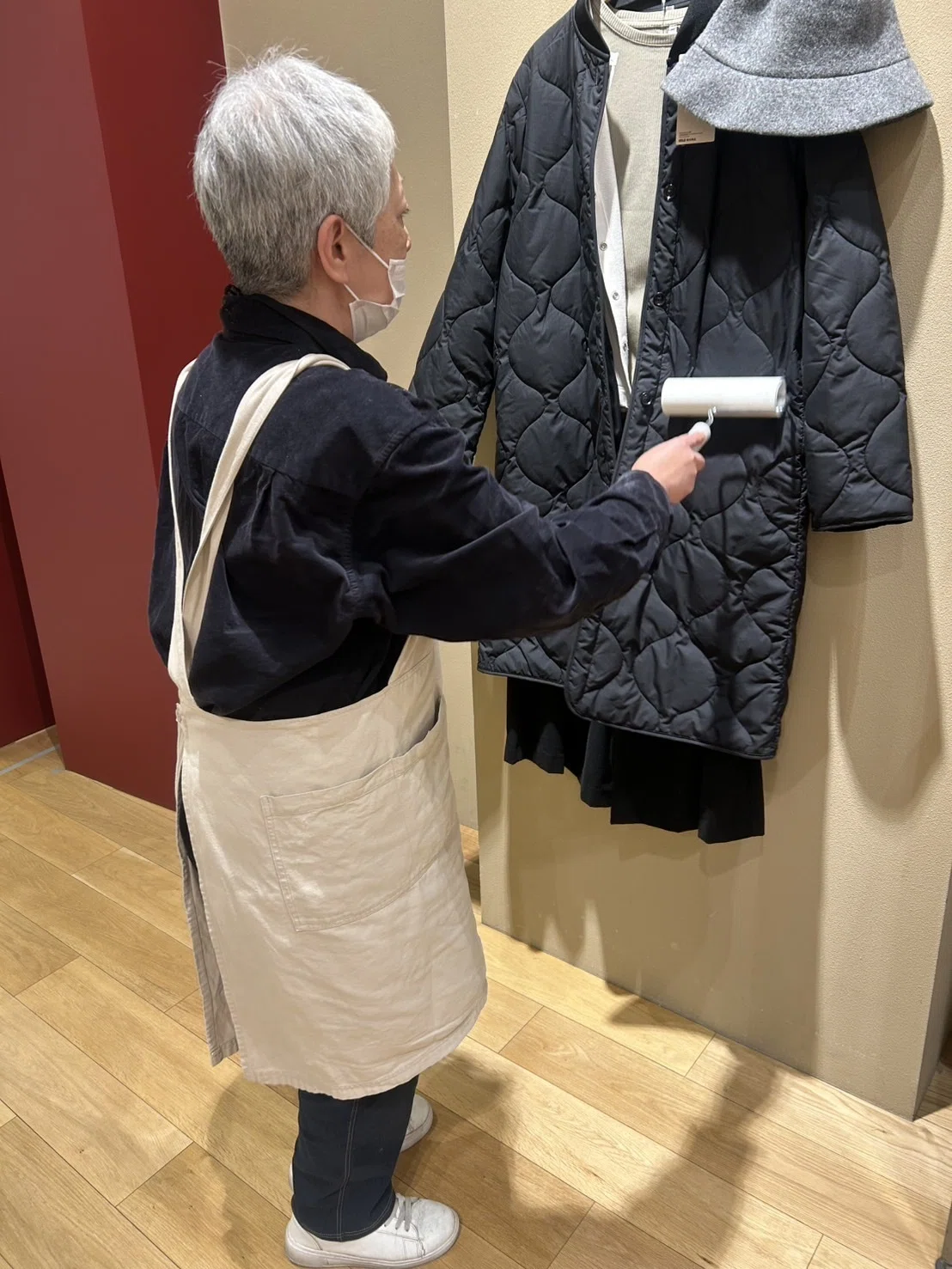 衣服の埃取りをする様子