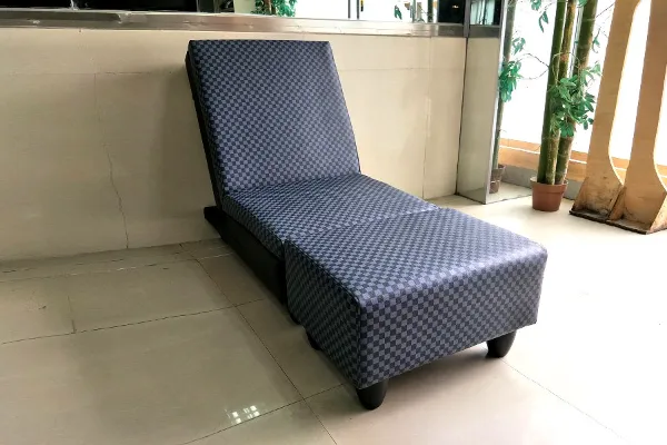 インターネットカフェチェーンの個室用カウチソファー