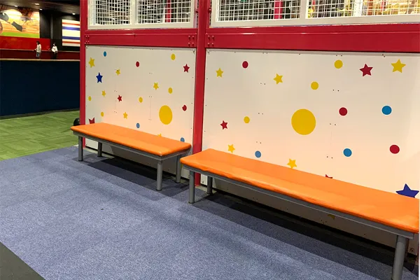 アミューズメントチェーンの共有スペースのベンチ