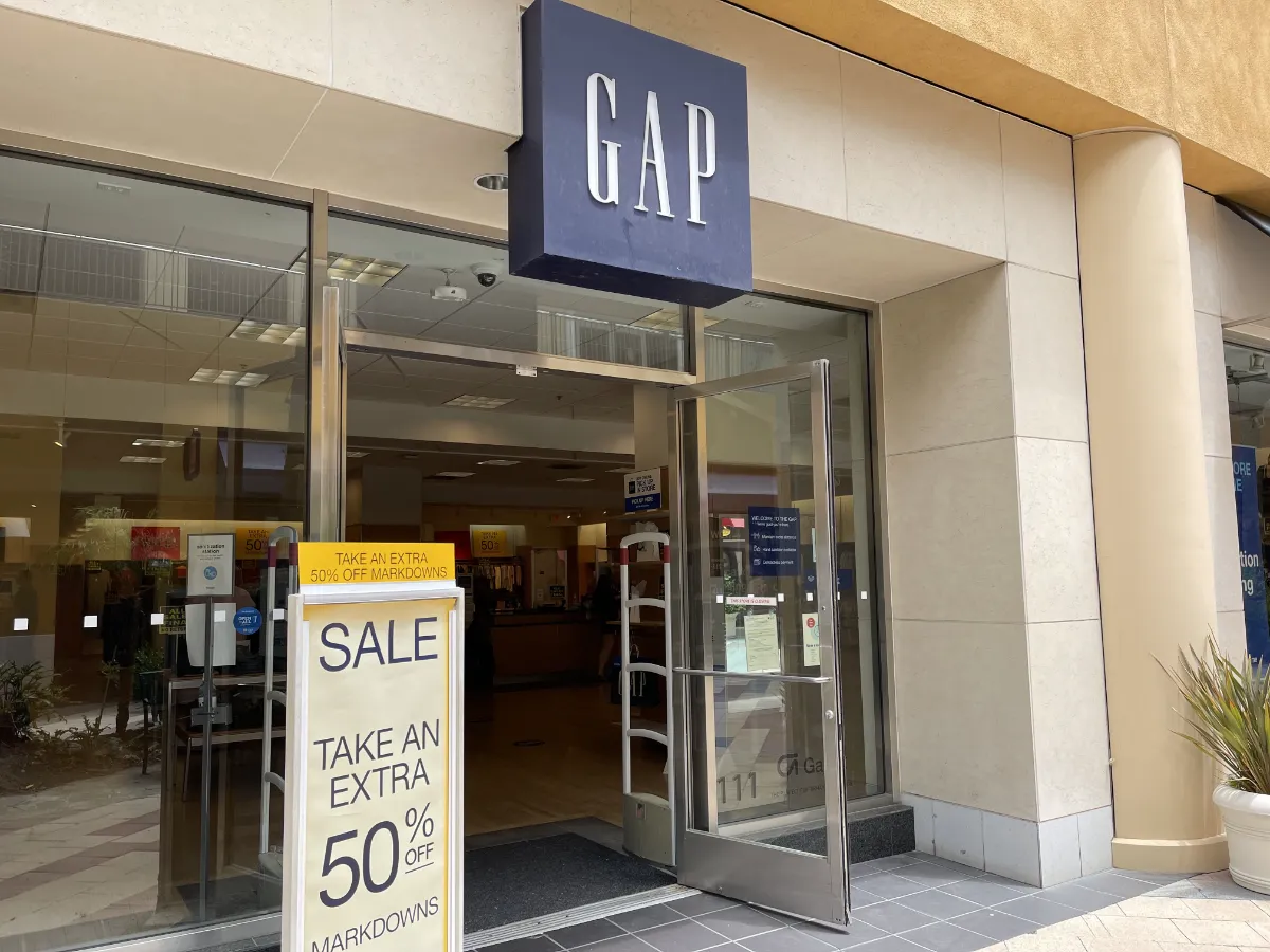 アパレル店舗閉店のため備品 アメリカアパレルブランド、閉鎖ラッシュ