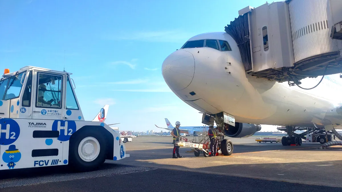 羽田空港にて「水素で働く航空機牽引車（FCGSE車両）」の試験運用開始