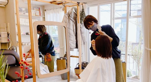お客様にメイクをするあずささん