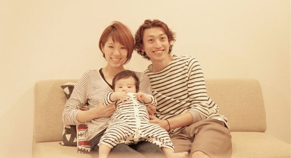 1人目のお子さんが赤ちゃんの頃の家族3人で撮った写真
