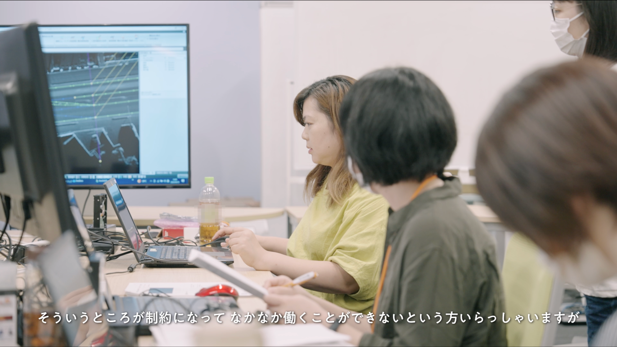 パソコンで仕事をする女性