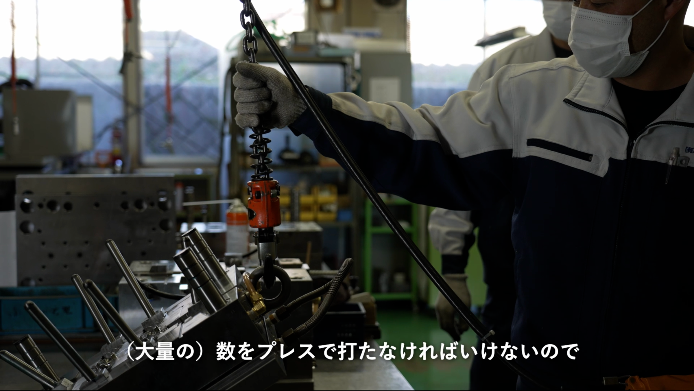 工場で作業する人
