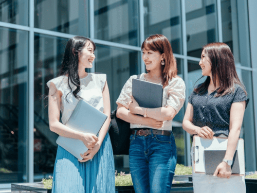 会話をする女子大学生たち