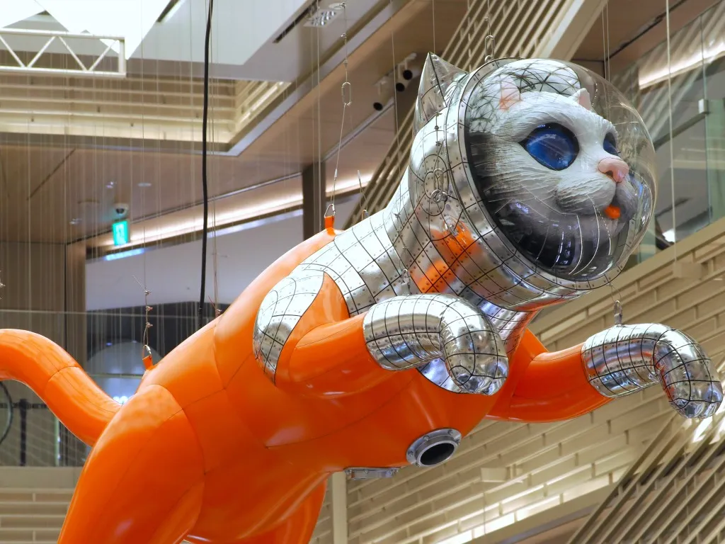 ヤノベケンジ「BIG CAT BANG」バルーン造形 製作 ｜バルーン造形や