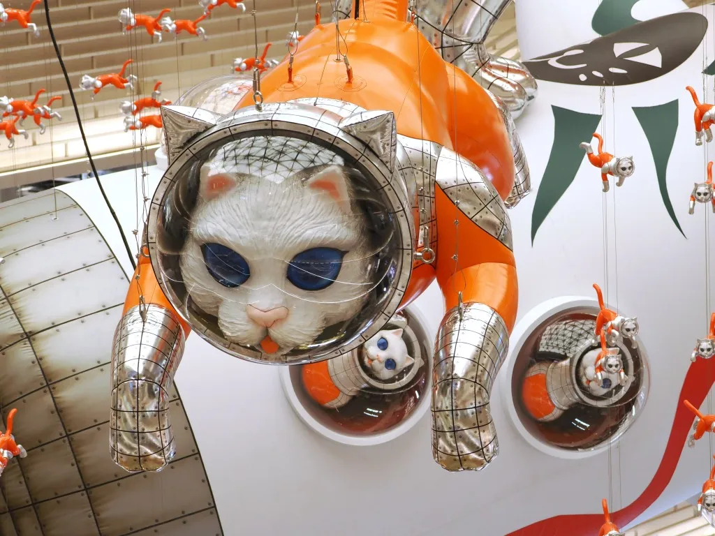 ヤノベケンジ「BIG CAT BANG」バルーン造形 製作 ｜バルーン造形や