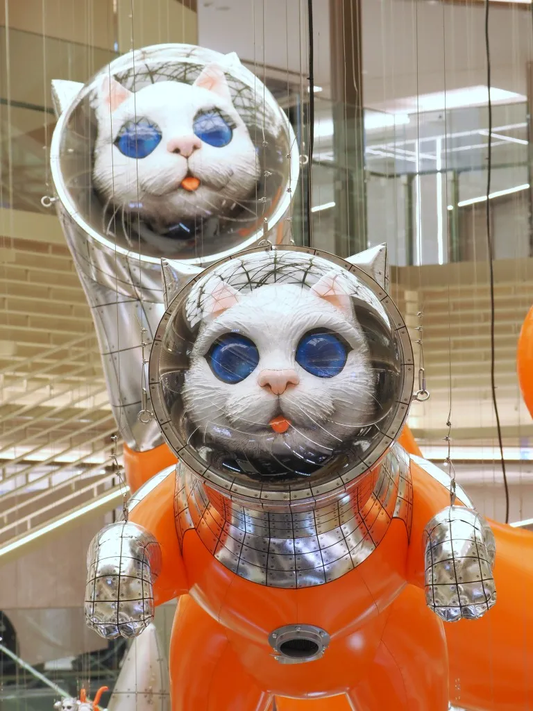 ヤノベケンジ「BIG CAT BANG」バルーン造形 製作 ｜バルーン造形や