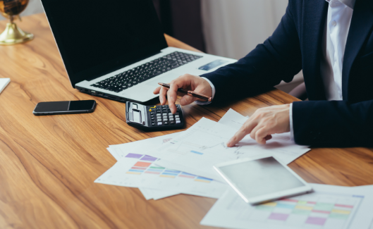 時間外労働や法定休日出勤、深夜勤務などに発生する割増賃金の計算方法を、割増率や具体的な計算例を交えて詳しく解説。企業の人事・労務担当者必見の実務ガイドを提供します。