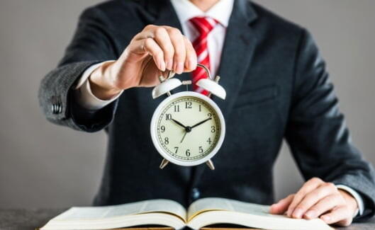 2024年4月から施行された時間外労働の上限規制を詳しく解説。月45時間・年360時間の上限、特別条項付き36協定の適用条件、建設業や医師など特定業種の例外規定、企業が遵守すべきポイントをわかりやすく紹介します。