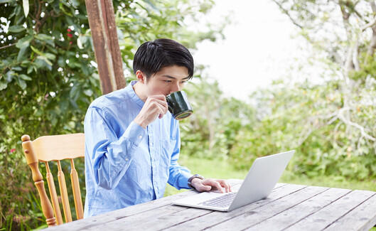 テレワーク時代に必須の勤怠管理とは？在宅勤務・サテライトオフィス・オフィス出勤のどこでも適正に勤務時間・打刻・休憩を管理する手法を、制度設計から運用フロー、勤怠システム導入のポイントまで実務視点で解説。働き方が多様化する中でも“見える化・実効性・法令遵守”を両立させたい人事・労務担当者必見です。