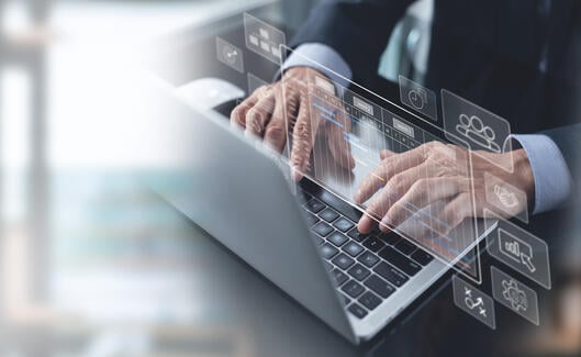 PCログと勤怠データの乖離が発生する原因を徹底分析。打刻忘れや自動ログ収集のズレなど、よくあるケースを整理し、正確な労働時間管理を実現するための運用ポイントやシステム連携の方法を詳しく解説します。IPO準備や労務リスク対策にも役立つ実践的なガイドです。