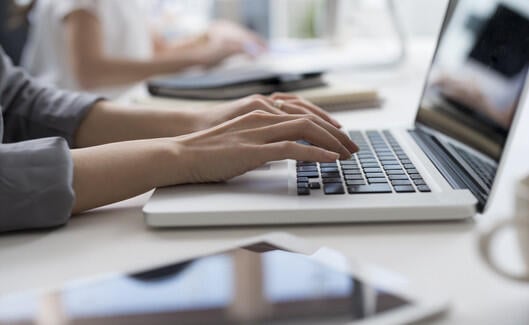 工数管理と連携可能な勤怠管理システムを厳選し、各システムの特徴や導入メリットを比較。業種別や目的別に最適なシステム選定のポイントを詳しく解説します。