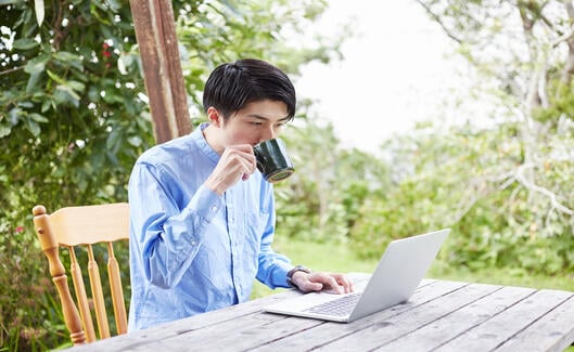 法定休日の定義や労働基準法に基づく付与義務、法定外休日との違い、企業が守るべきルールを社労士監修でわかりやすく解説。人事・労務担当者必見の実務ガイドです。