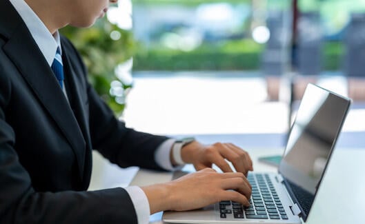 勤怠管理に関連する労働基準法や働き方改革関連法の最新改正ポイントを詳しく解説。時間外労働の上限規制、有給休暇の取得義務、客観的な労働時間把握の方法など、企業が遵守すべき法令と実務対応策をわかりやすく紹介します。