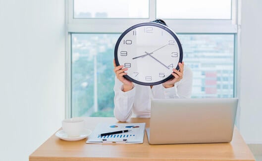 アルバイト・パートの勤怠管理で押さえるべき3つのポイントを整理。短時間勤務・シフト制・時給計算など、現場特有の課題と制度対応をわかりやすく解説。未払い残業・36協定対象の見落とし防止にも役立つ、実務担当者必見のガイドです。