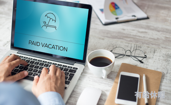 有給休暇の「時季指定（取得時期の指定）」と計画的付与の違い・運用ルールを実務視点でわかりやすく解説。従業員の申請対応や会社側の指定手順、合意形成の進め方、トラブル事例とその対処法、就業規則や運用規程への反映方法まで、労務担当者がすぐに使えるチェックリスト付きで紹介します。