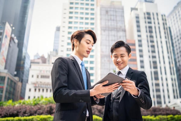 36協定の遵守には勤怠管理システムの導入が効果的。時間外労働の上限管理やアラート機能、労働時間の可視化によって、労務リスクを軽減し、コンプライアンス強化を実現します。