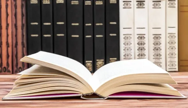 電子帳簿保存法の改正で押さえておくべき4つのポイントを解説。電子取引データの保存義務化、スキャナ保存制度の緩和、タイムスタンプ・訂正履歴要件、改正による実務対応の注意点まで、ペーパーレス化を加速する前に知るべき実務ノウハウを網羅します。