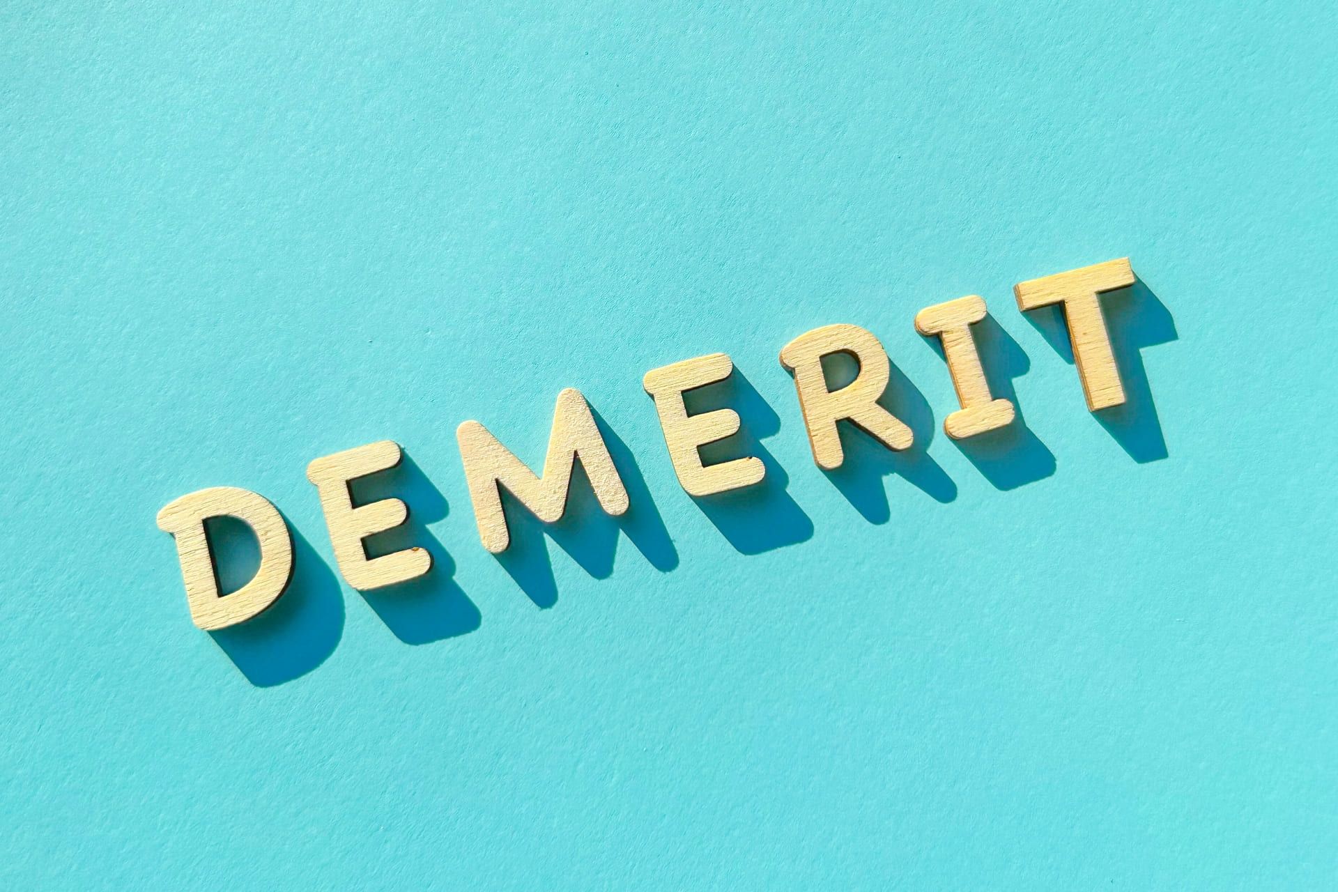 DEMERITと書かれた画像