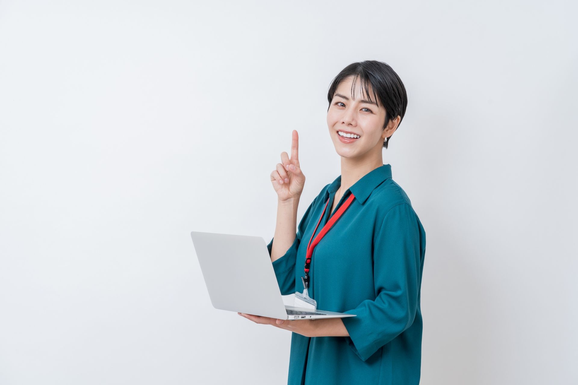 笑顔でパソコンを持つ女性の画像