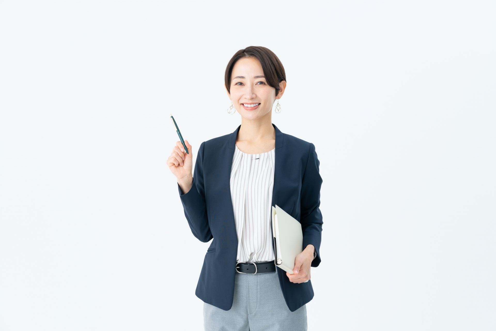 笑顔でペンとファイルを持つ女性の画像