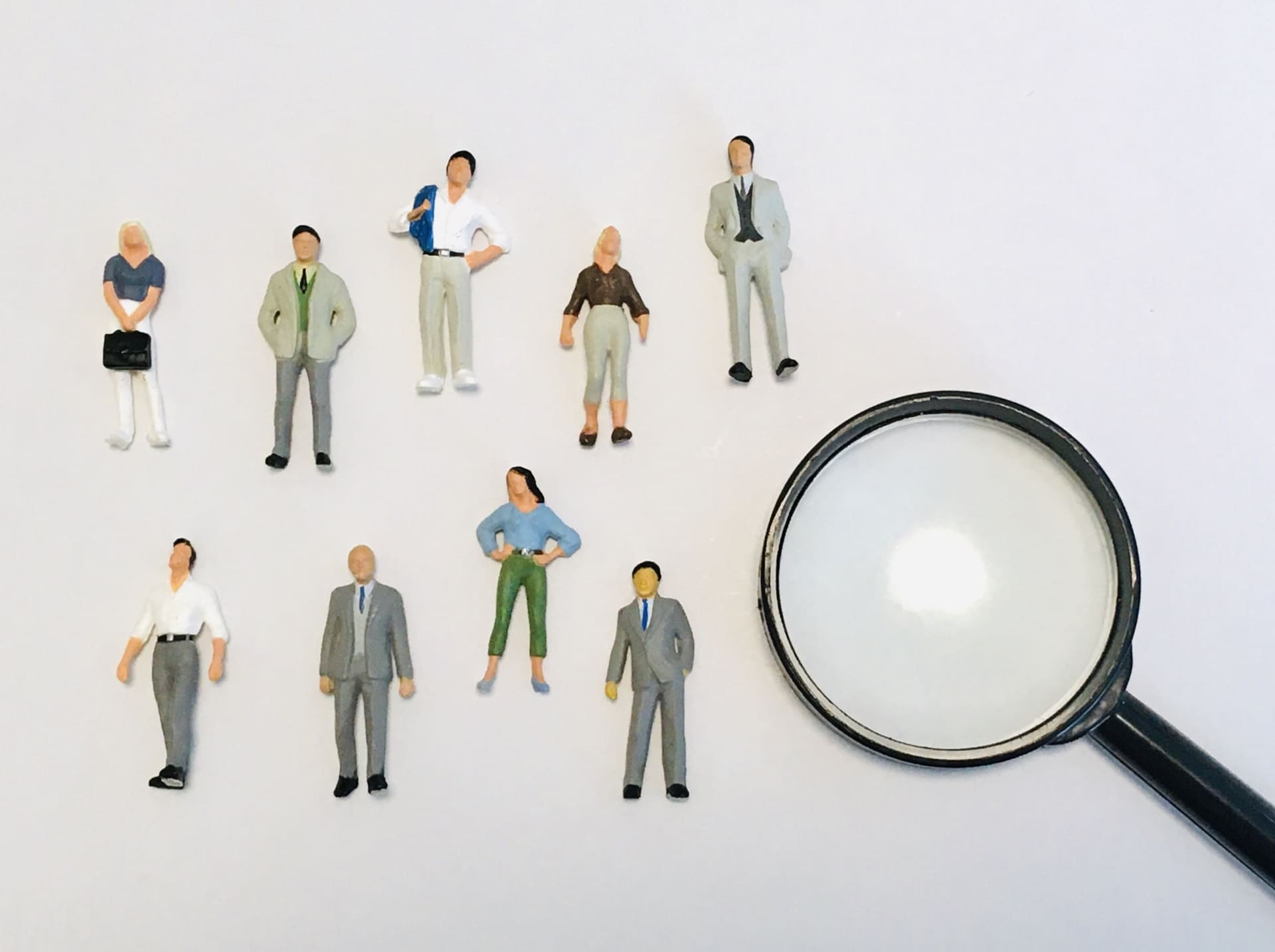 人々と虫眼鏡の画像