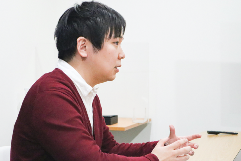 インタビューに答える鈴木さん