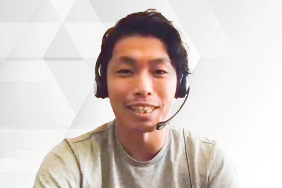 インタビューに答える志村さん