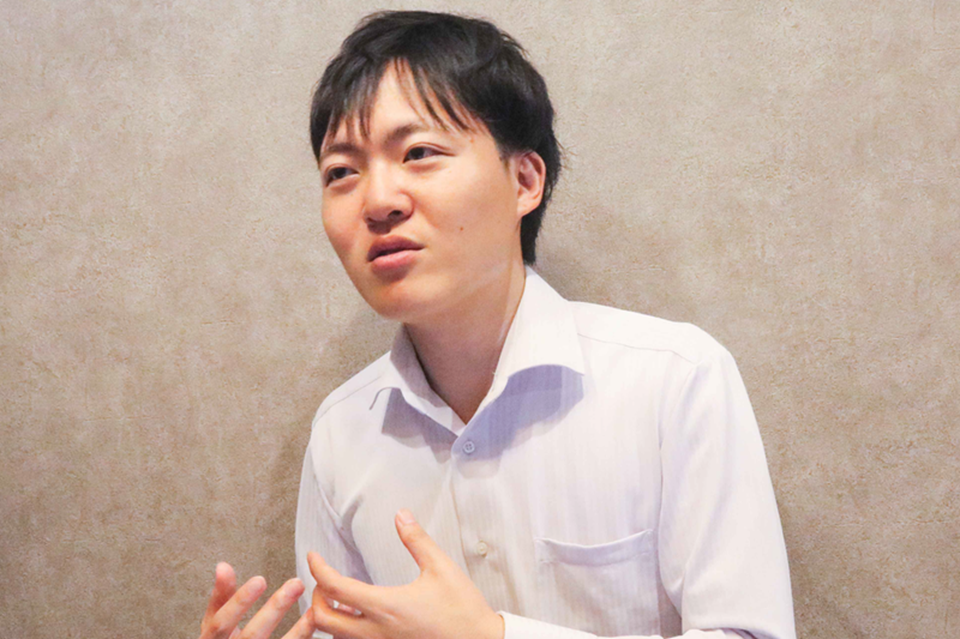 インタビューに答える堀江さん