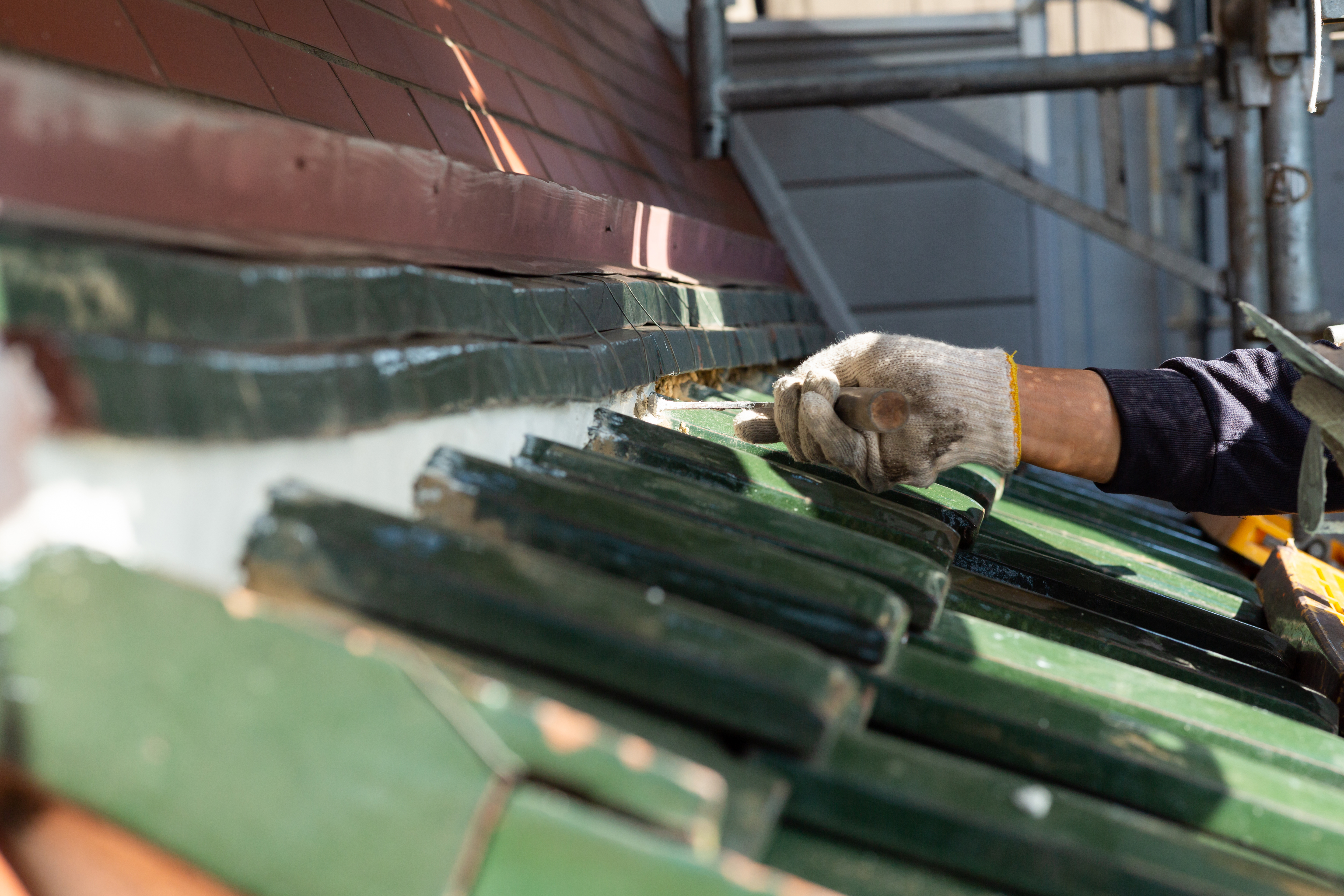 屋根を塗装している際の様子