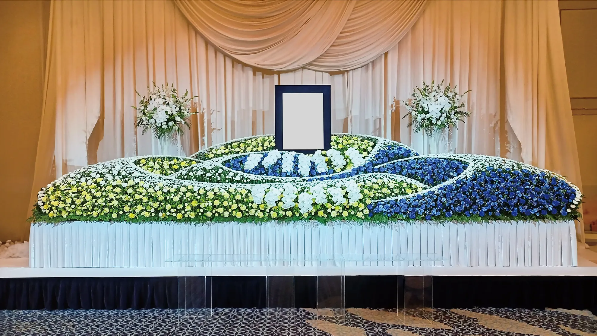 生花祭壇施工事例、青と黄色の取り合わせが綺麗なデザイン