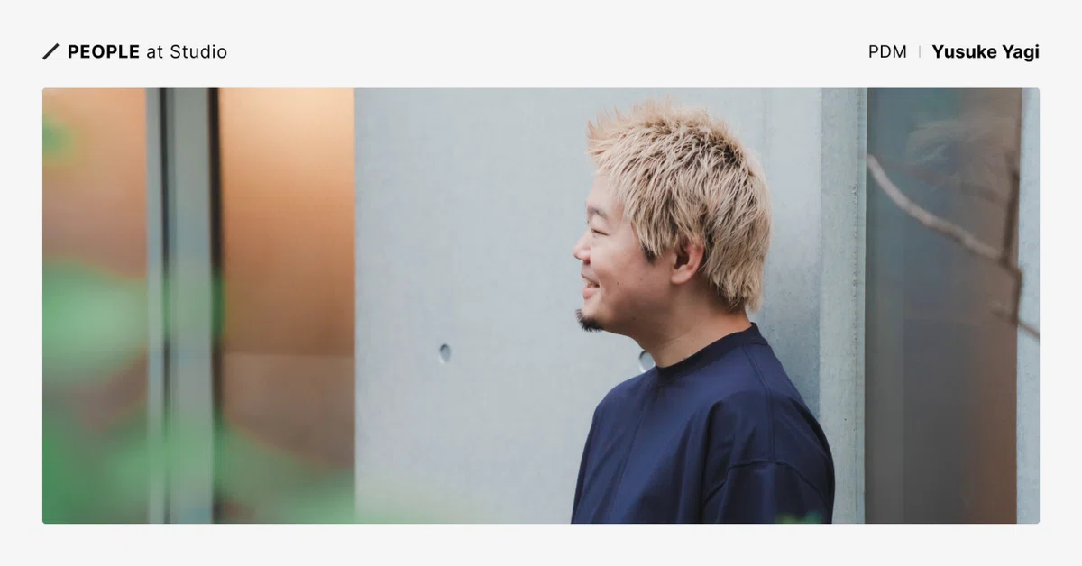 カバー画像、People at Studioのテキストと、コンクリート壁にもたれ掛かり横顔を見せるYagiさん。