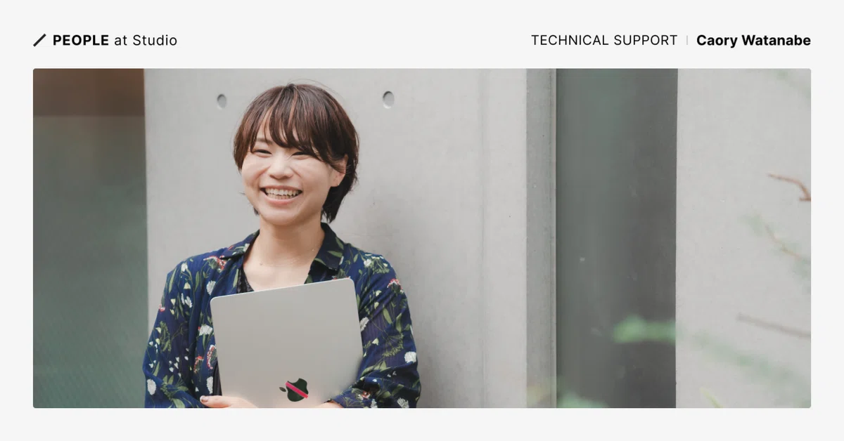 カバー画像、People at Studioのテキストと、パソコンを抱き抱えるCaoryさん。