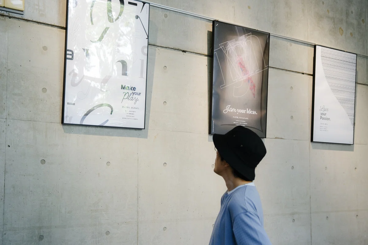 写真。Studioのバリューポスターを眺めるMiyaokaさん。Studioオフィスには3つのバリューにちなんだポスターが掲示されている。